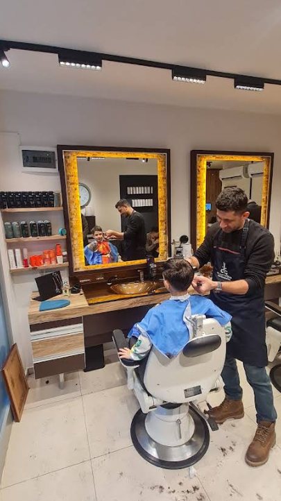 Salonda çocuk saç kesimi yapılırken
