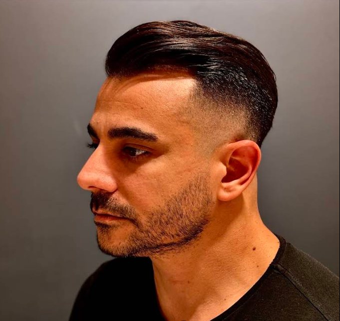 Yanları fade, üstü geriye doğru taranmış saç modeli