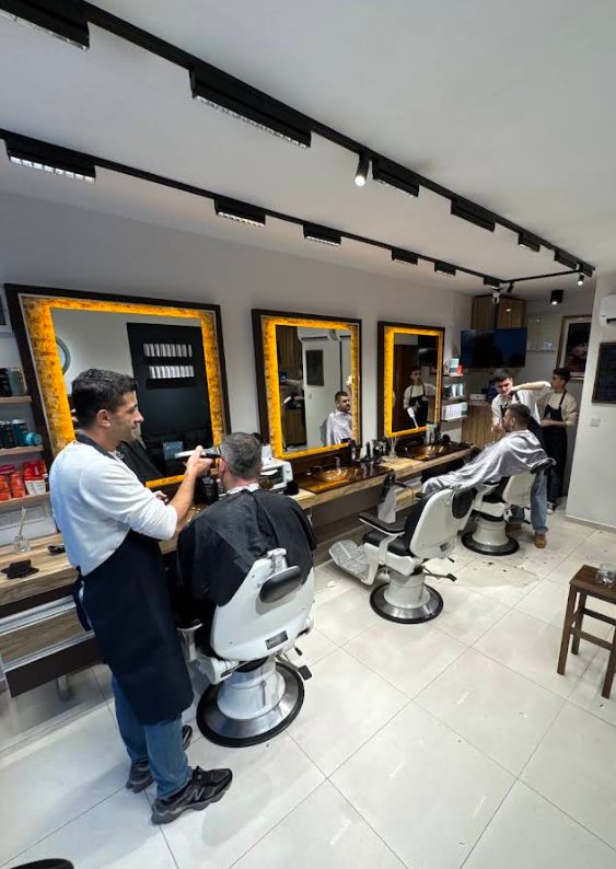 Celalettin Çelik Berber'in Feneryolu'ndaki salonu; ustalar klasik berber koltuklarında müşterilerle çalışıyor